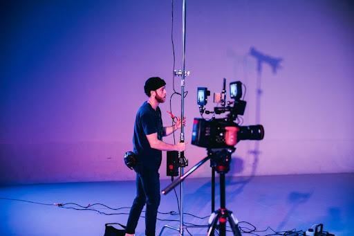 What is a gaffer? What does this position do in the film crew?